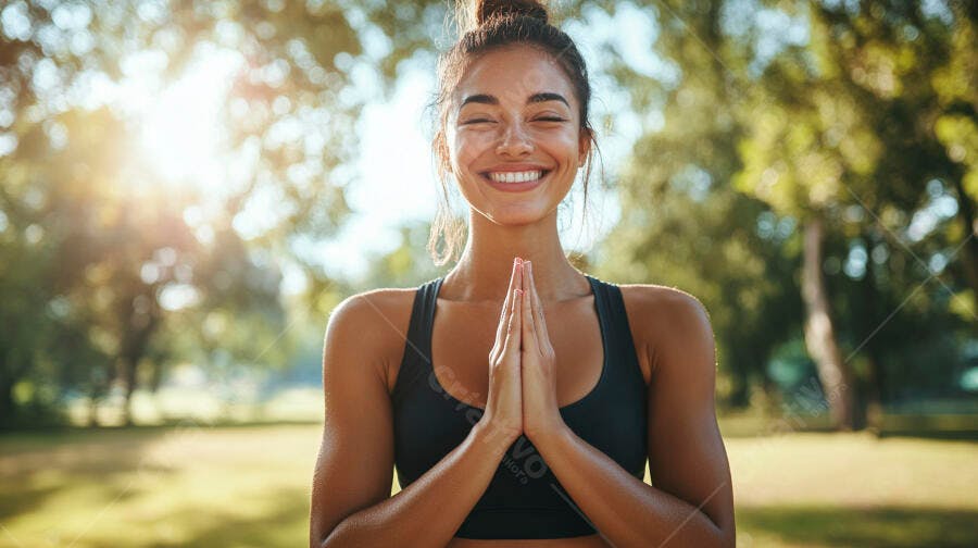 Jovem mulher latina sorrindo praticando yoga no parque ensolarado