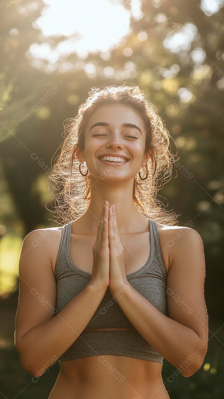 Mulher sorrindo meditando ao ar livre com luz dourada do sol