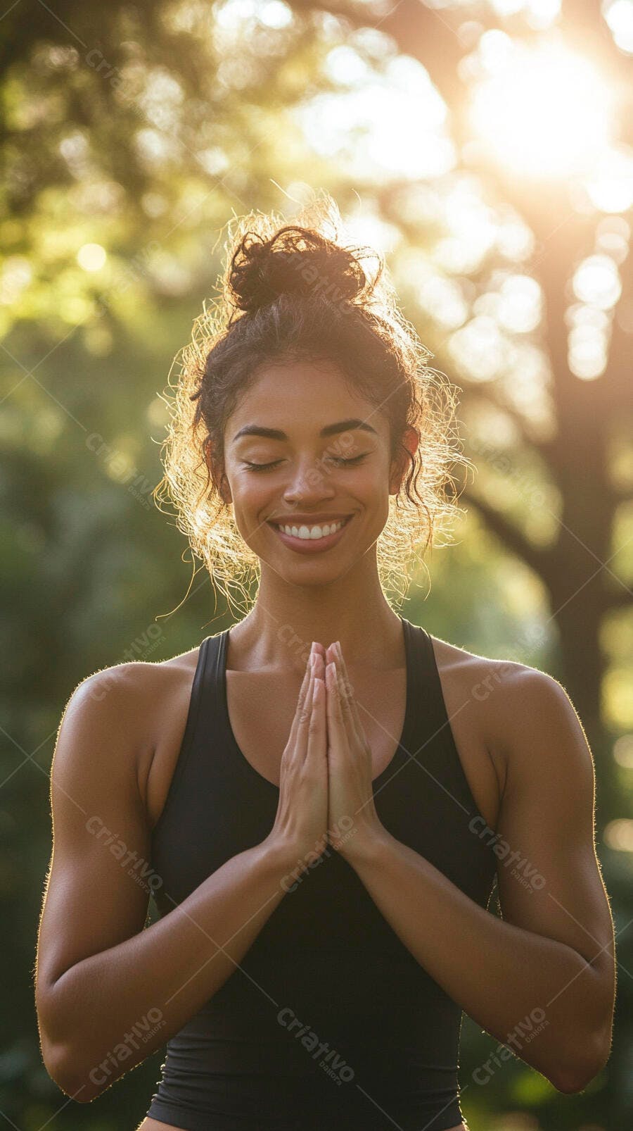 Mulher morena meditando tranquilamente no parque ao pôr do sol