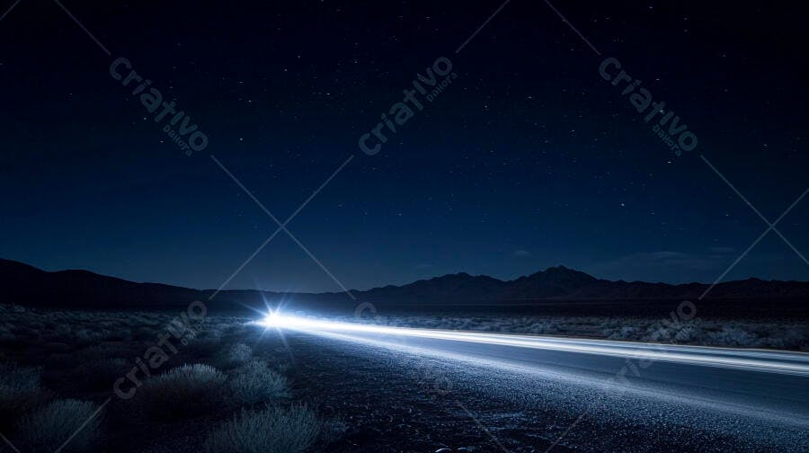 Estrada noturna com rastros de luz de carro sob céu estrelado
