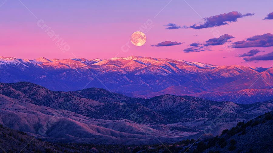 Lua cheia grande sobre montanhas nevadas com céu rosa e roxo ao crepúsculo