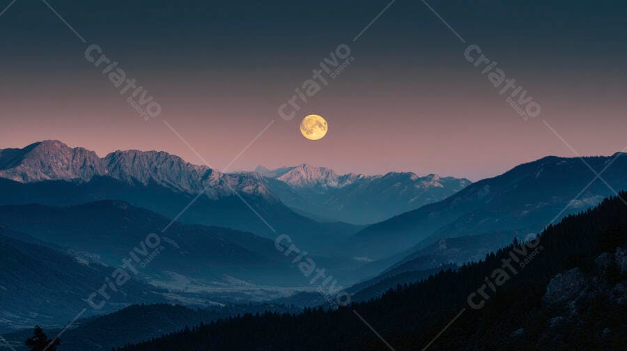 Lua cheia brilhante sobre pico de montanhas rochosas com céu azul roxo no entardecer