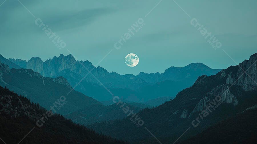 Lua cheia brilhante sobre montanhas rochosas em paisagem noturna azulada