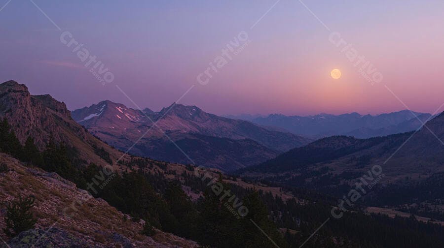 Montanhas majestosas ao crepúsculo com lua cheia céu roxo e rosa