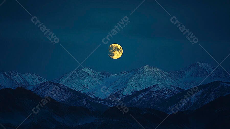 Lua cheia amarela sobre montanhas nevadas à noite