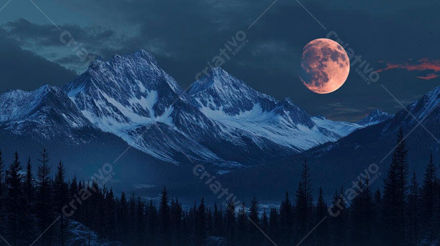 Montanhas nevadas sob lua cheia laranja avermelhada na noite fria