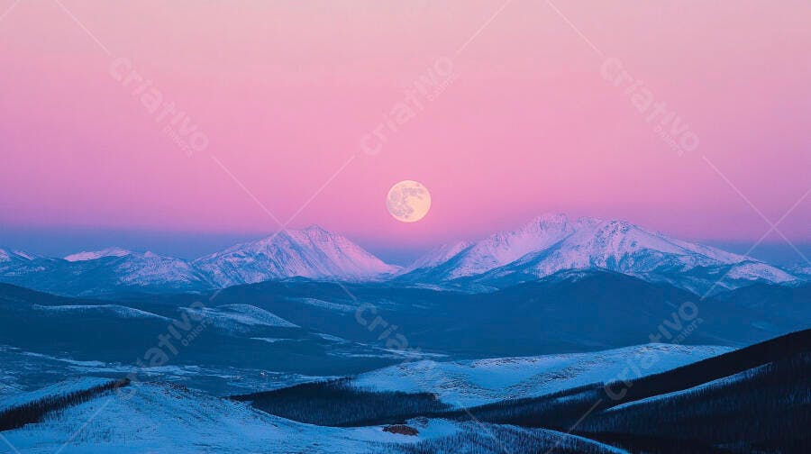 Lua cheia sobre montanhas nevadas ao entardecer com céu rosa e roxo