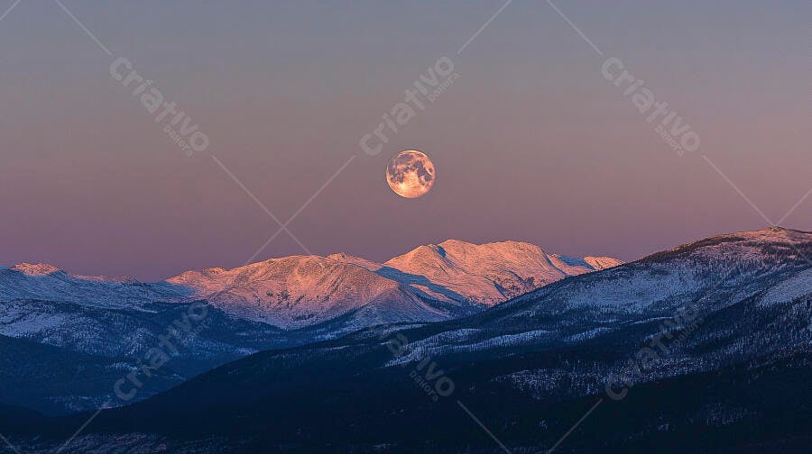 Lua cheia sobre montanhas nevadas ao anoitecer com céu roxo e rosa