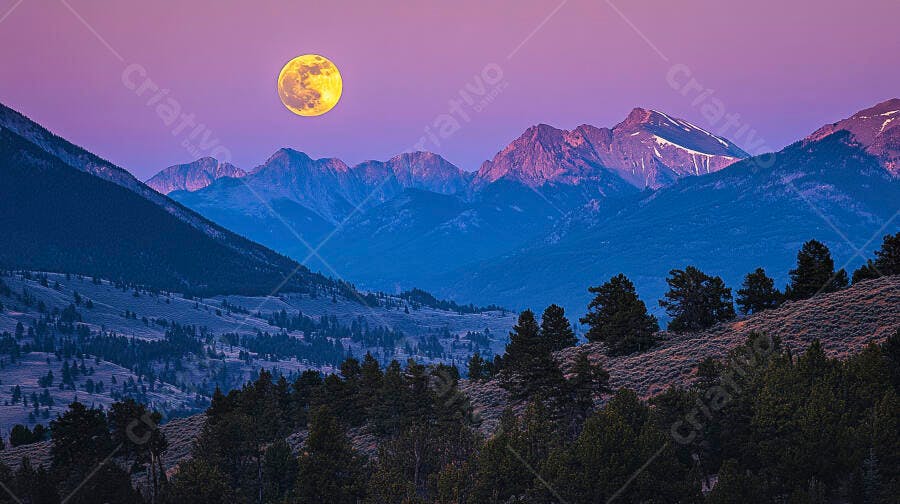 Lua cheia amarela sobre montanhas azuis e vales arborizados ao entardecer