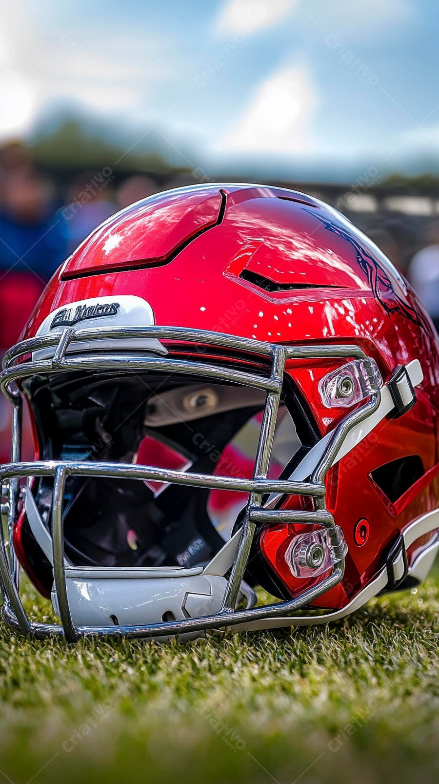 Capacete de futebol americano vermelho El Halcones com grade cromada no gramado verde
