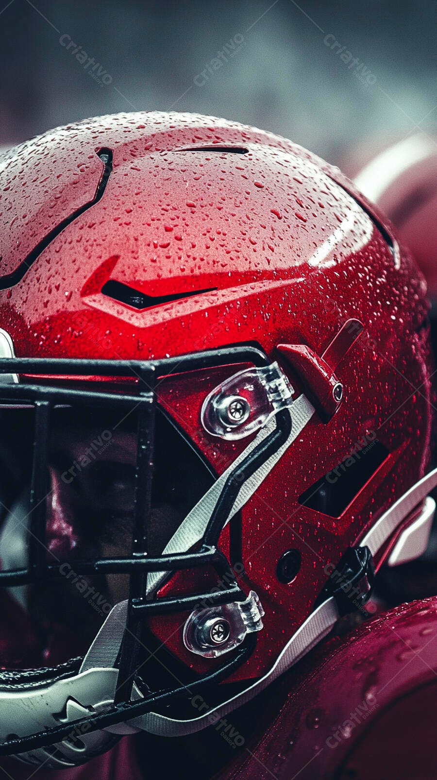 Capacete de futebol americano vermelho molhado com gotas de água
