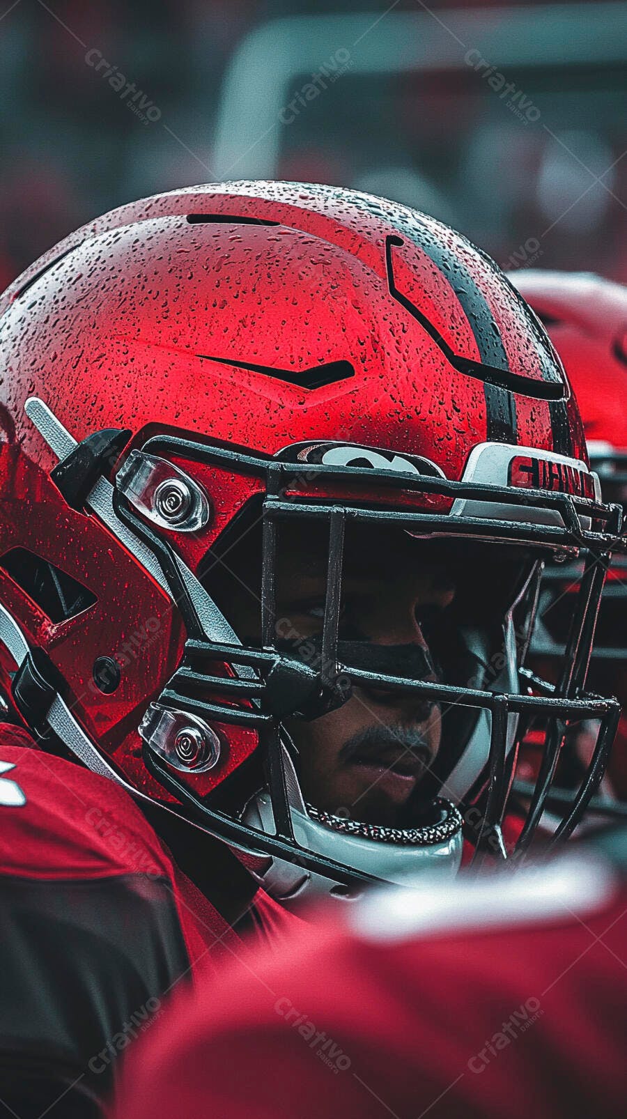 Jogador de futebol americano capacete vermelho molhado em dia chuvoso