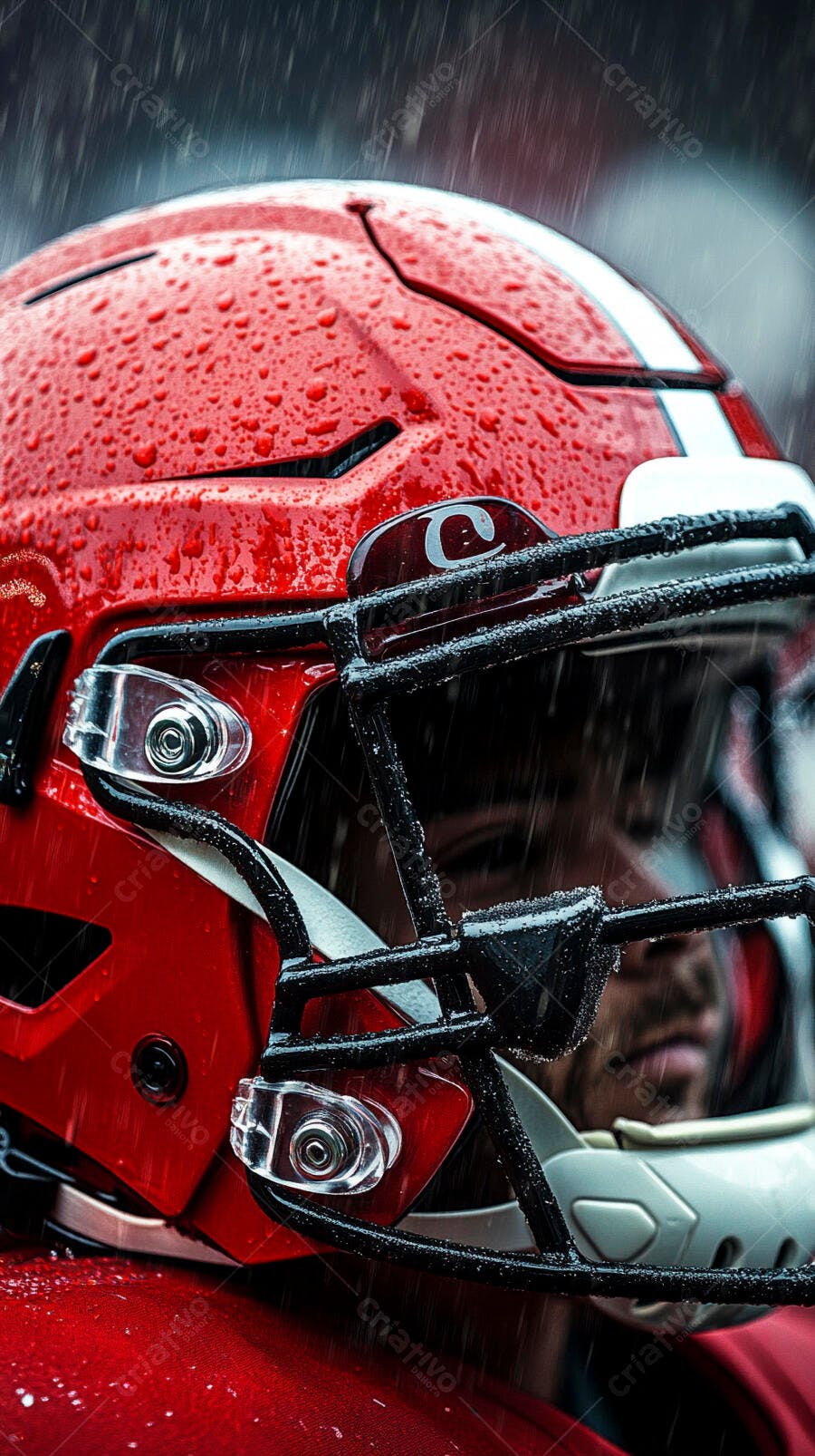 Capacete vermelho de futebol americano com gotas de chuva em jogo noturno