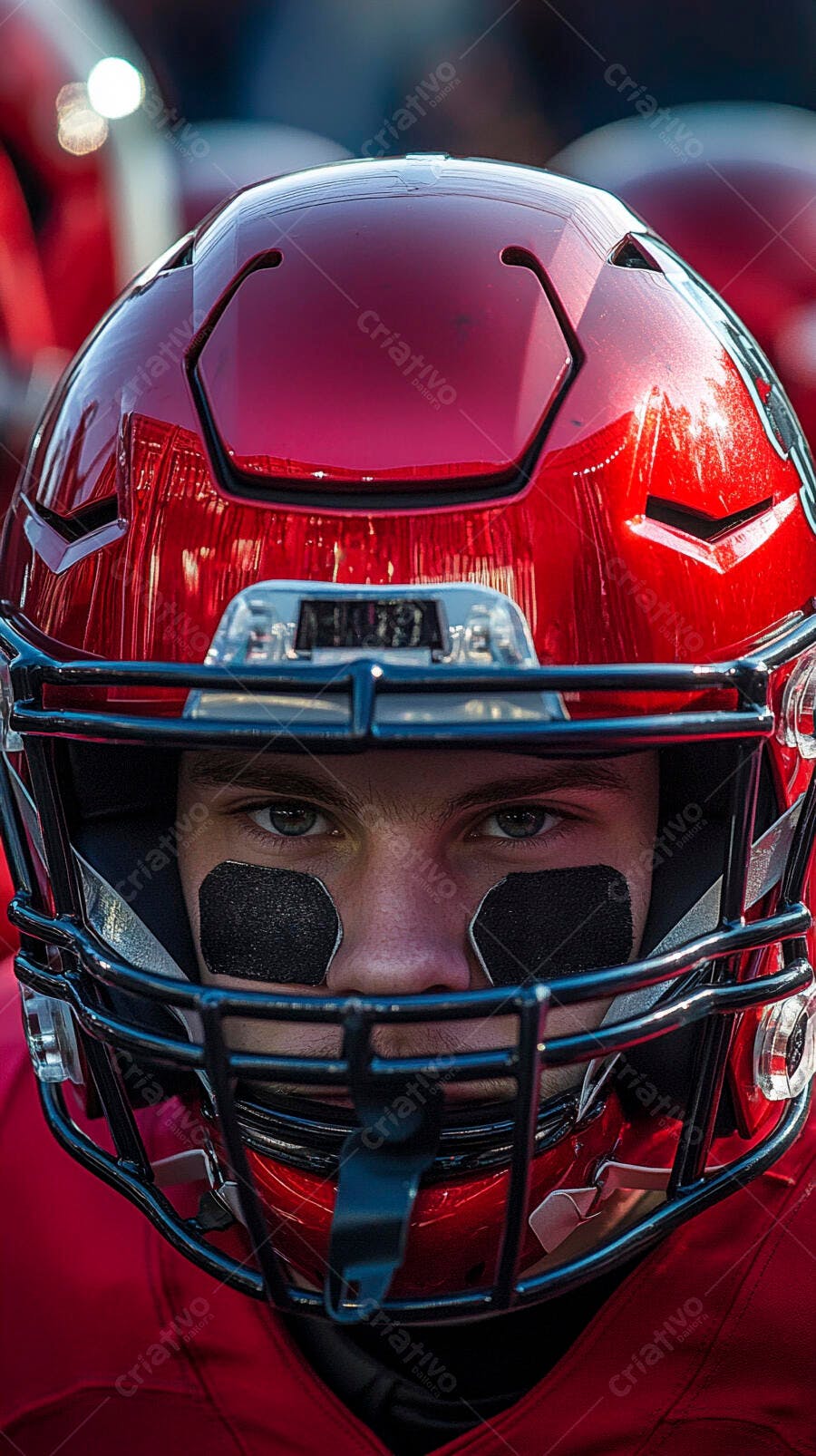 Jovem jogador de futebol americano caucasiano capacete vermelho e pintura nos olhos