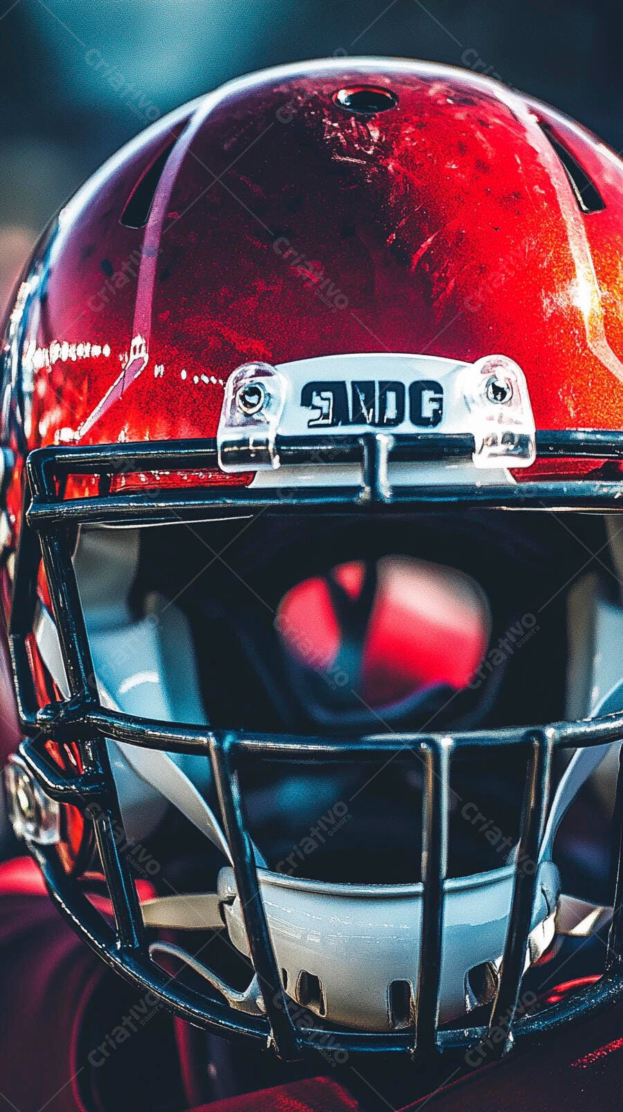 Capacete de futebol americano vermelho e preto com máscara protetora logo SNDG