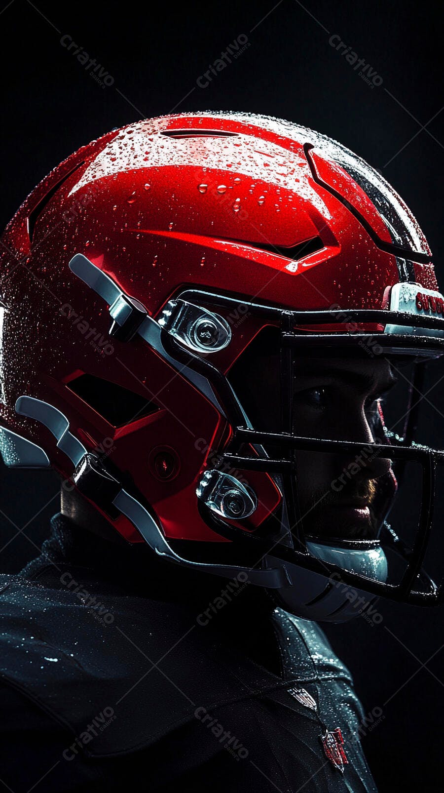 Capacete de futebol americano vermelho molhado em close-up de atleta