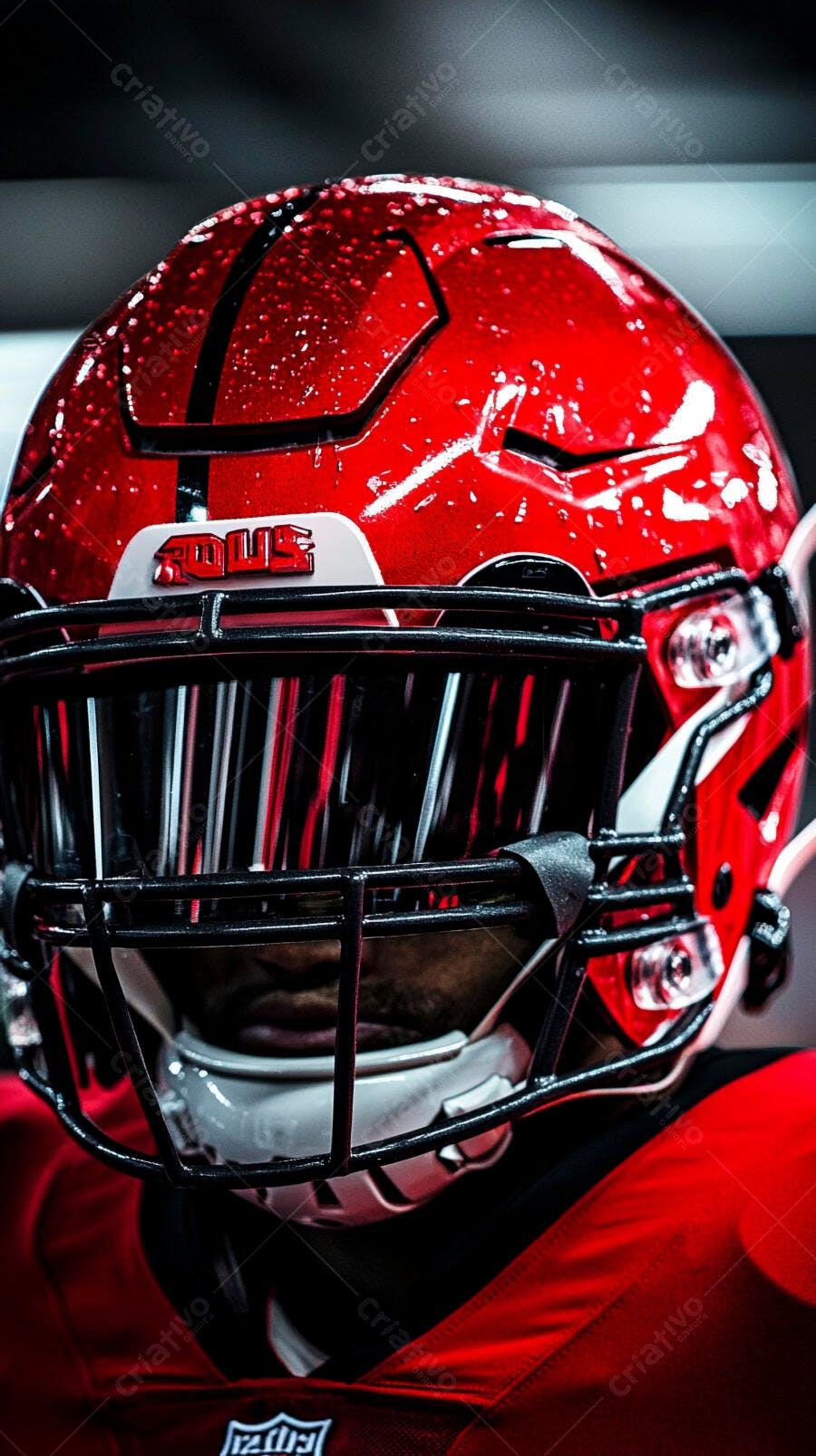 Jogador de futebol americano com capacete vermelho preto gotas de água foco