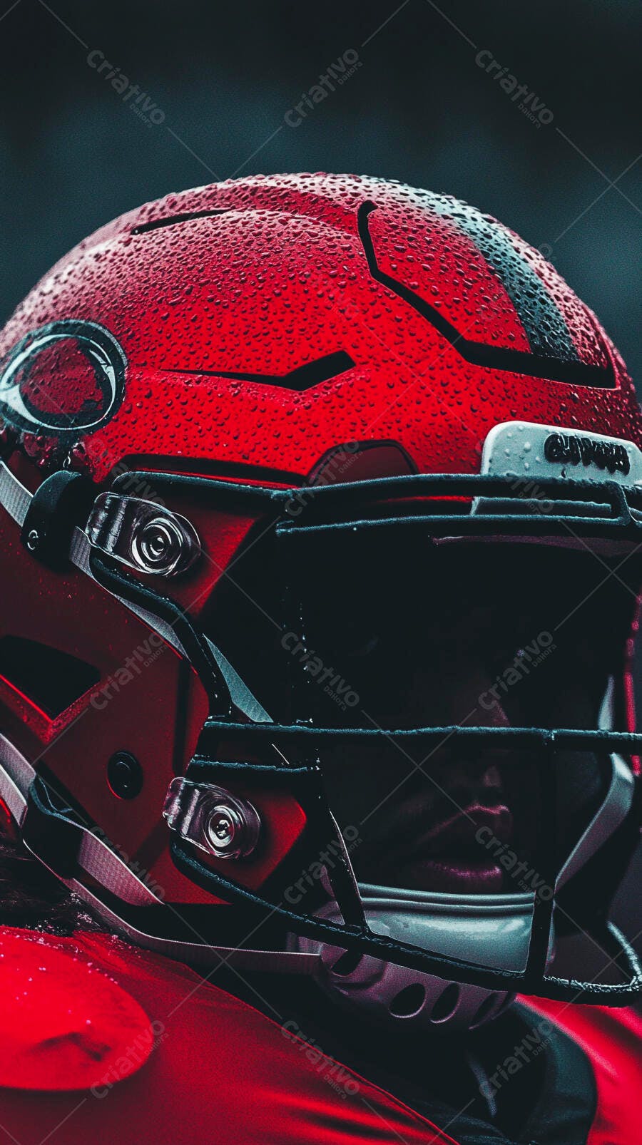 Capacete de futebol americano vermelho molhado com gotas de água esporte