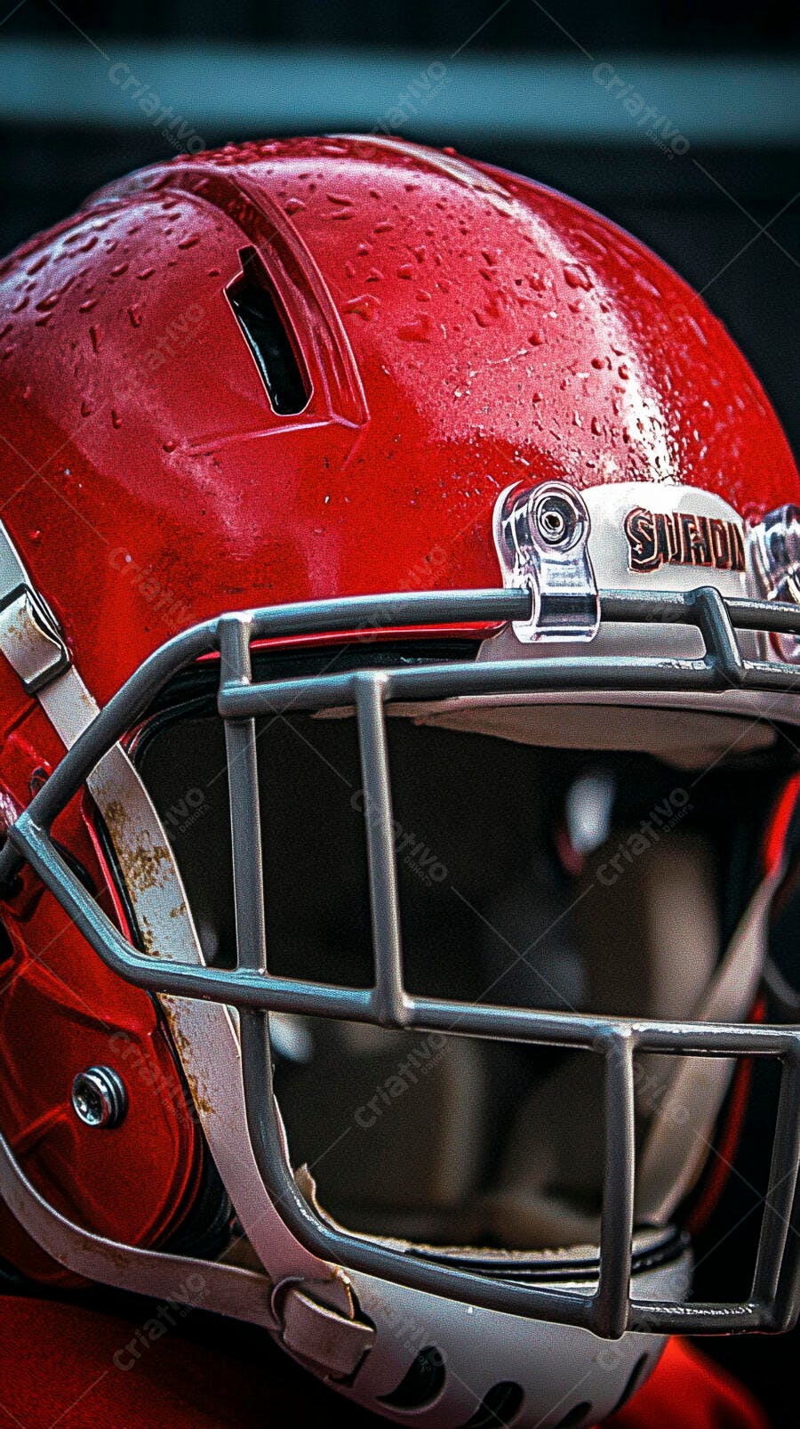 Capacete de futebol americano vermelho com gotas de chuva em close-up