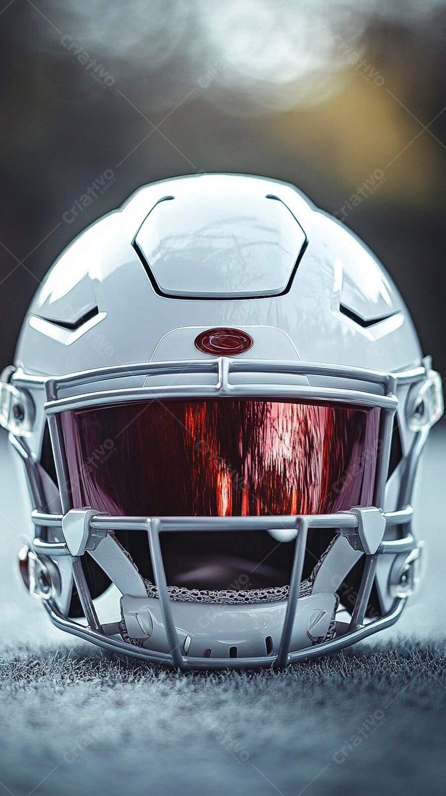 Capacete branco de futebol americano com visor vermelho em gramado