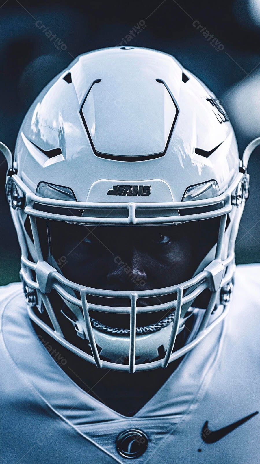 Jogador de futebol americano com capacete branco e olhar determinado