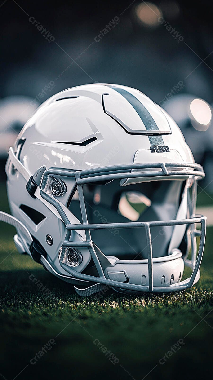 Capacete de futebol americano branco e cinza no gramado do campo
