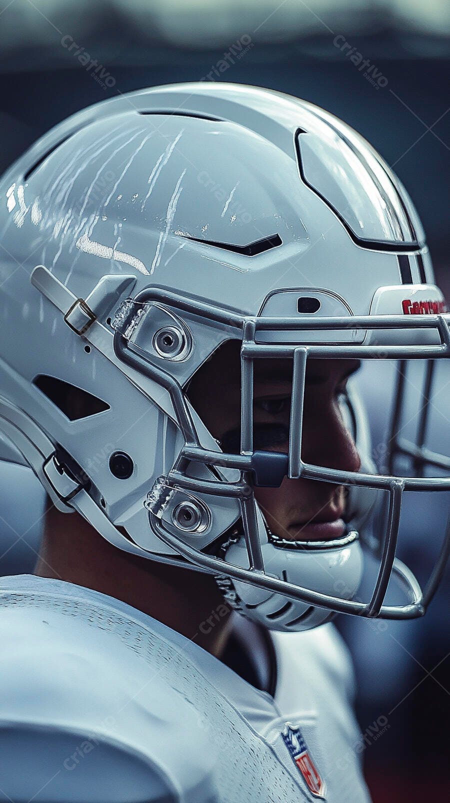 Jogador de futebol americano com capacete branco riscado e olho preto
