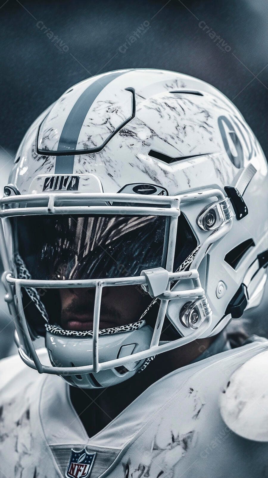 Atleta de futebol americano com capacete branco marmorizado e uniforme NFL