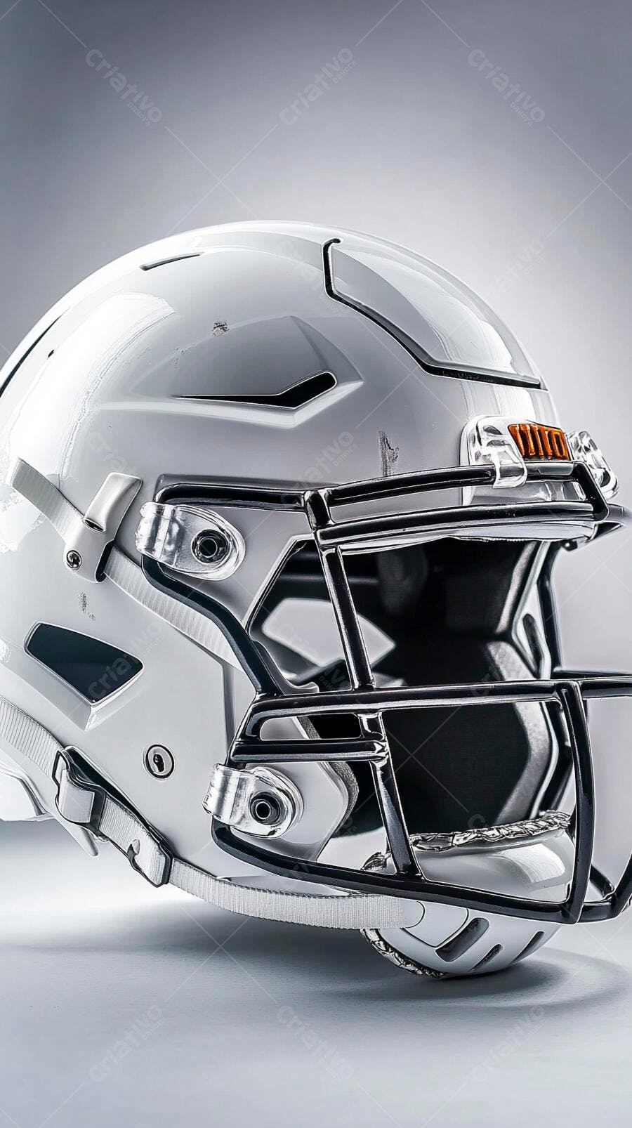 Capacete de futebol americano branco com grade preta em estúdio