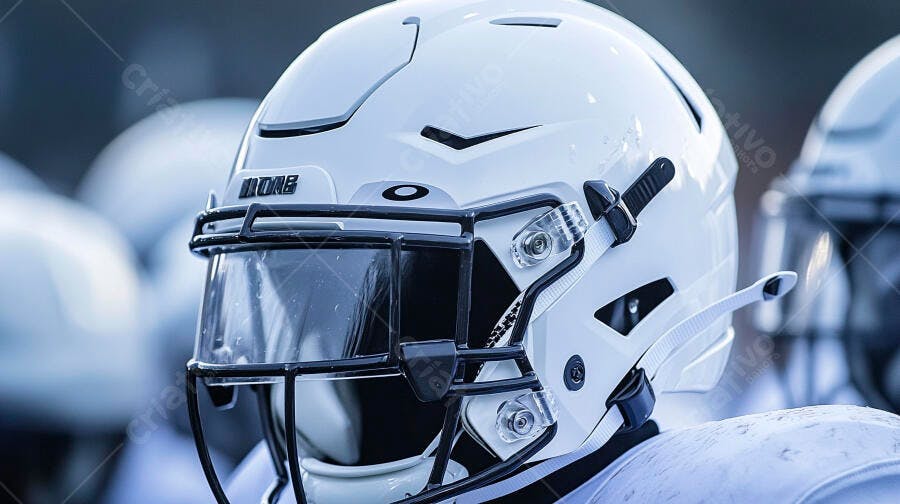 Capacete branco de futebol americano em close-up em campo de jogo