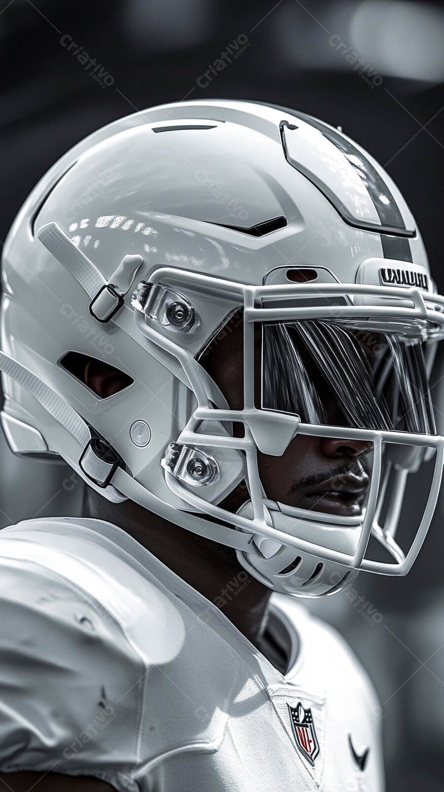 Jogador de futebol americano negro com capacete branco pronto para o jogo