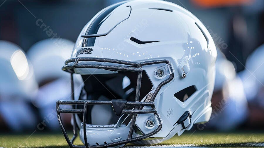 Capacete de futebol americano branco com listras pretas no gramado do estádio