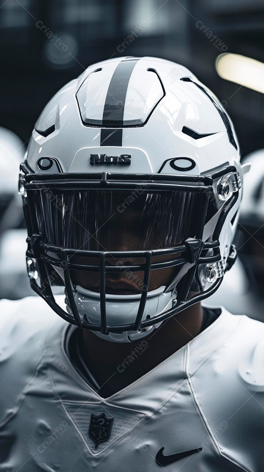 Jogador futebol americano capacete branco visor escuro uniforme