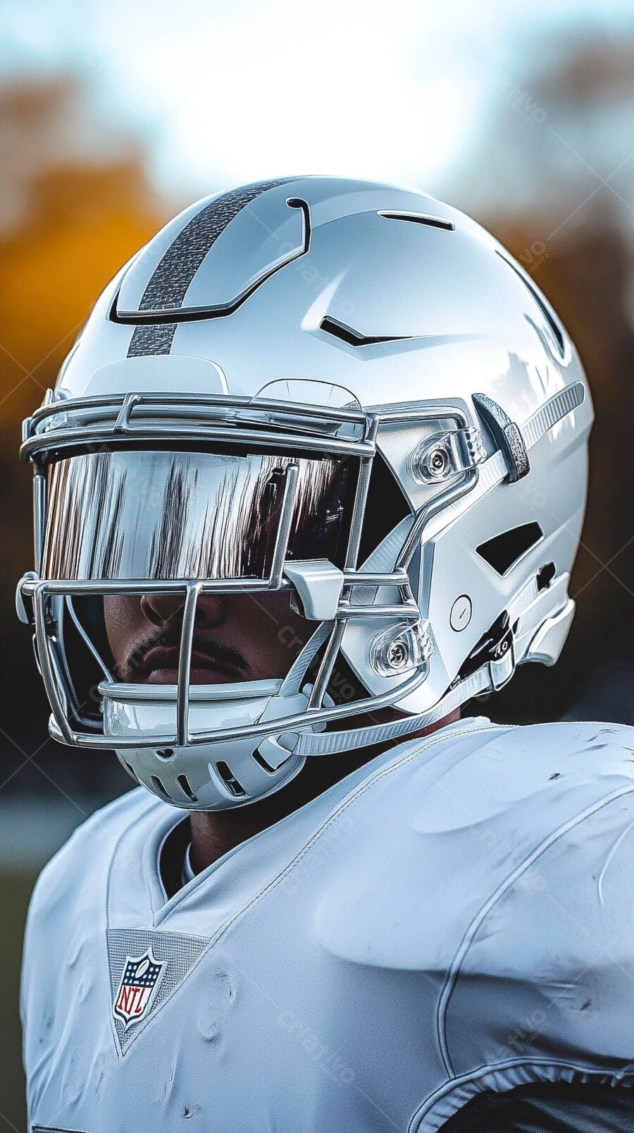 Jogador de futebol americano negro com capacete prateado e visor espelhado