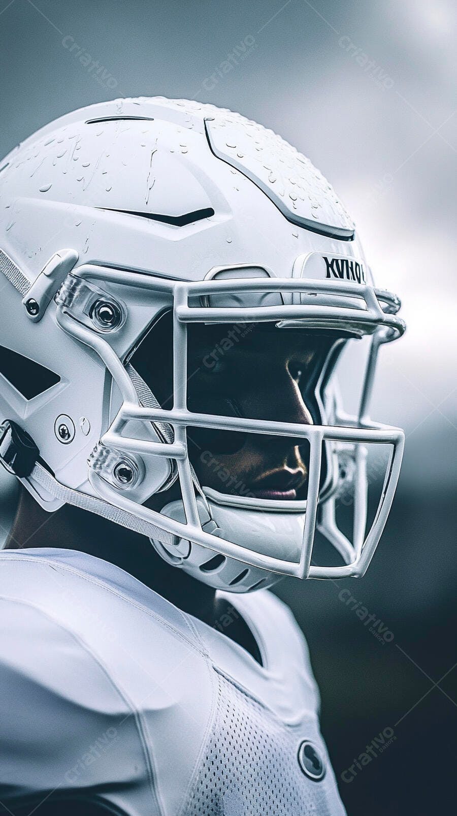 Jogador afro-americano de futebol americano com capacete branco molhado e foco
