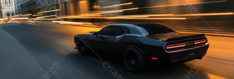 Dodge Challenger preto em movimento noturno na rua da cidade