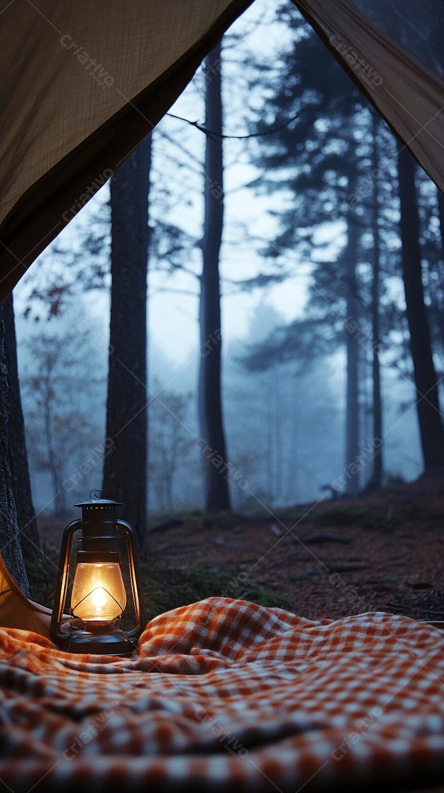 Tenda de acampamento com lanterna e floresta nebulosa ao amanhecer
