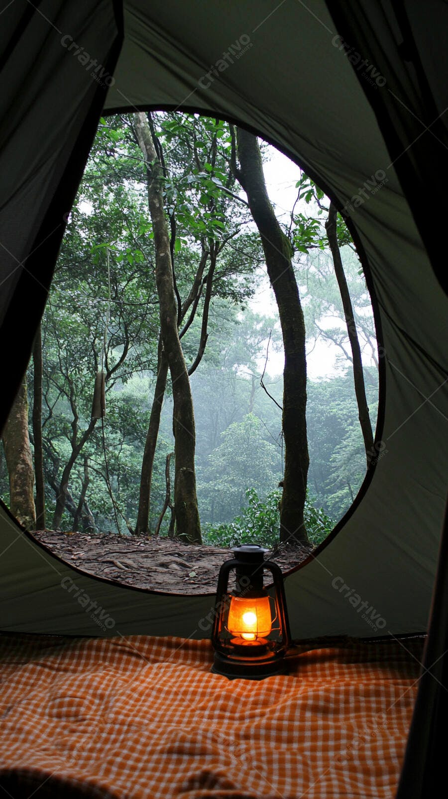 Tenda na floresta com lanterna acesa em clima de neblina e tranquilidade