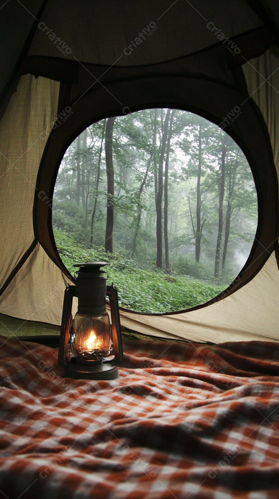 Acampamento na floresta com barraca aconchegante lanterna acessa e manta xadrez