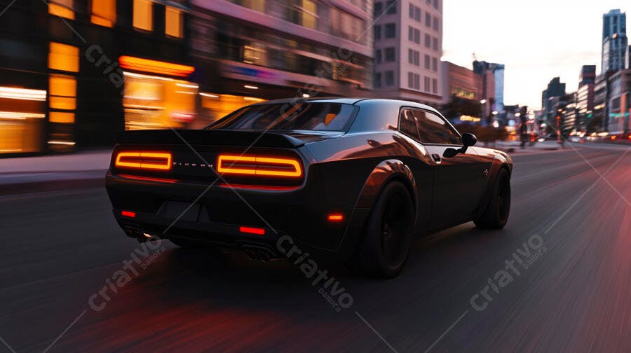 Muscle car preto em movimento rápido na rua da cidade ao entardecer