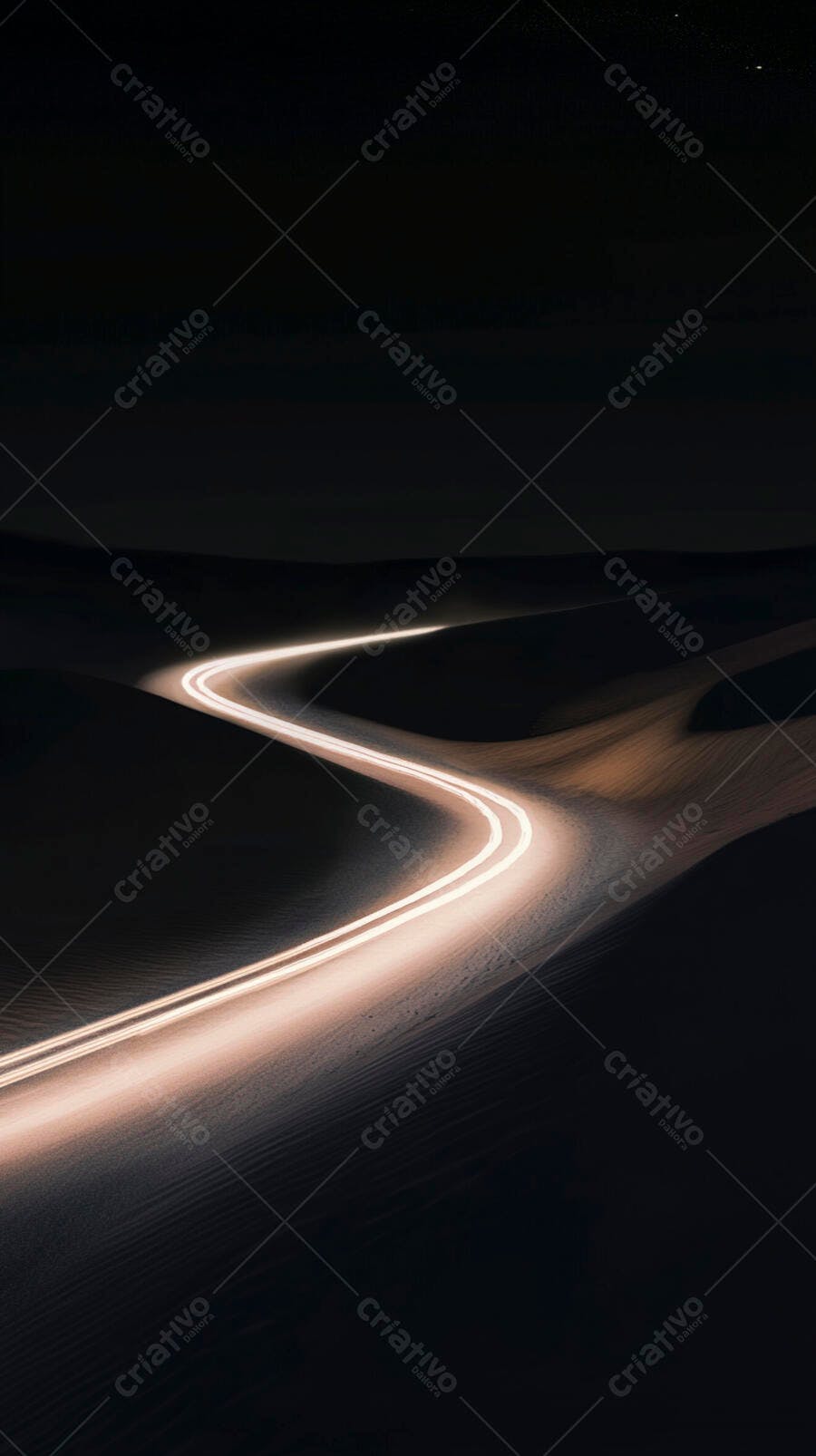Carro em movimento trilhas de luz em dunas do deserto à noite