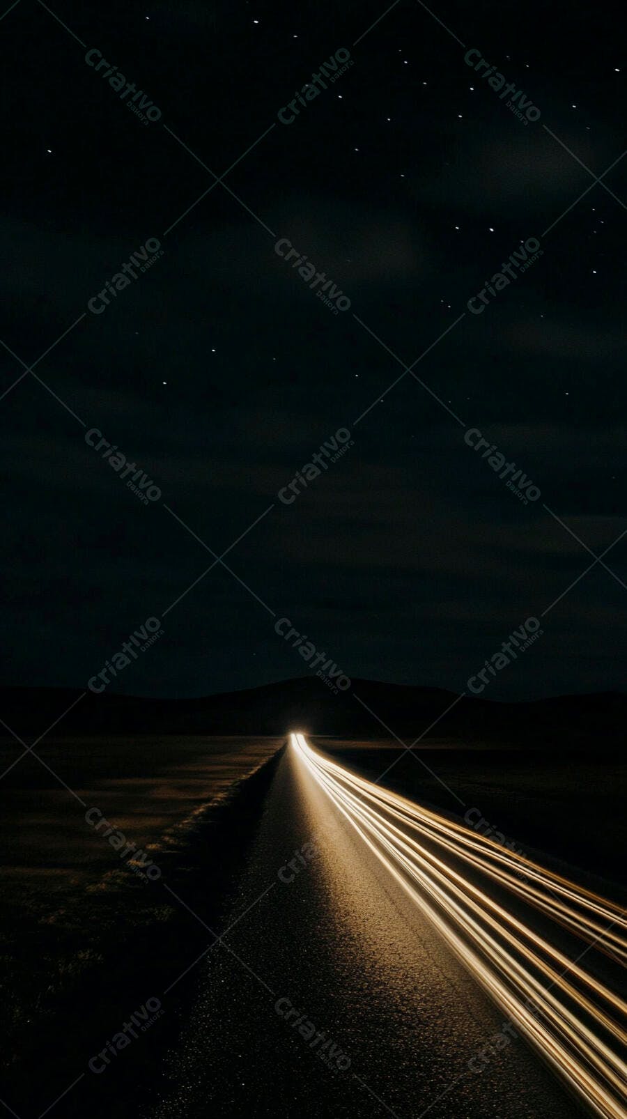 Estrada noturna com trilhas de luz de carro sob céu estrelado