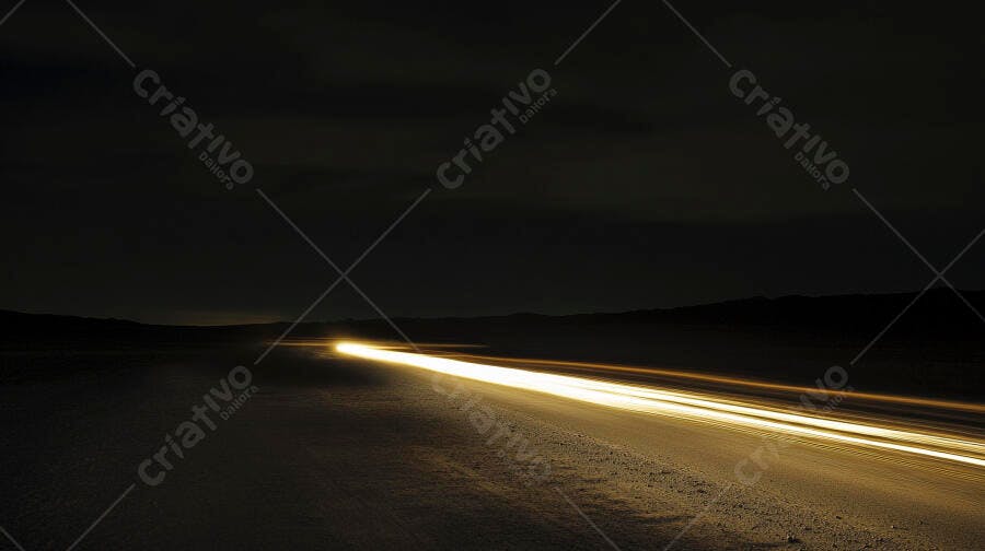 Rastro de luz de carro na estrada deserta à noite longa exposição