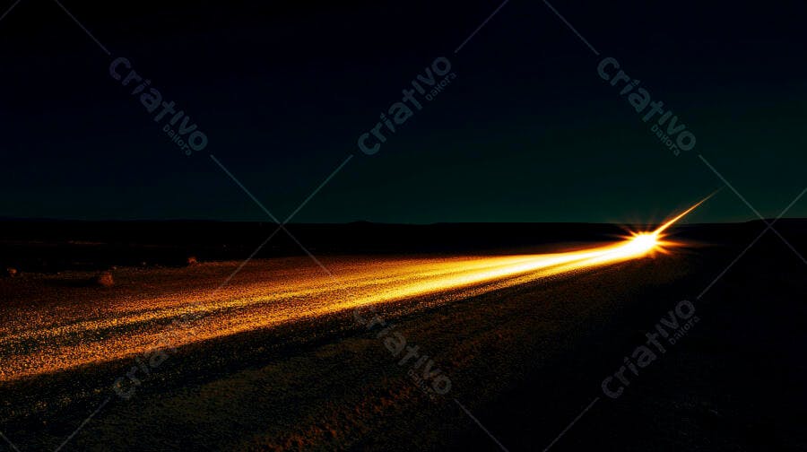 Farol de carro iluminando estrada de terra escura à noite