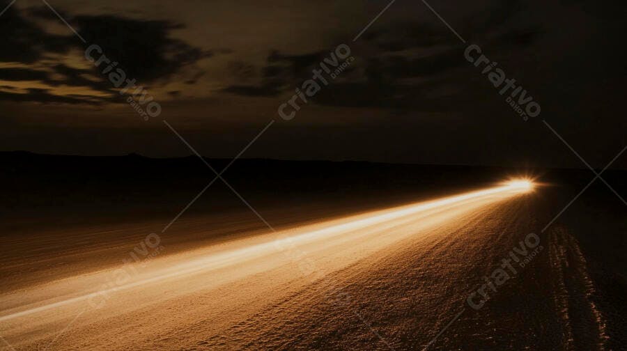 Trilha de luz laranja de carro em estrada deserta sob céu noturno escuro