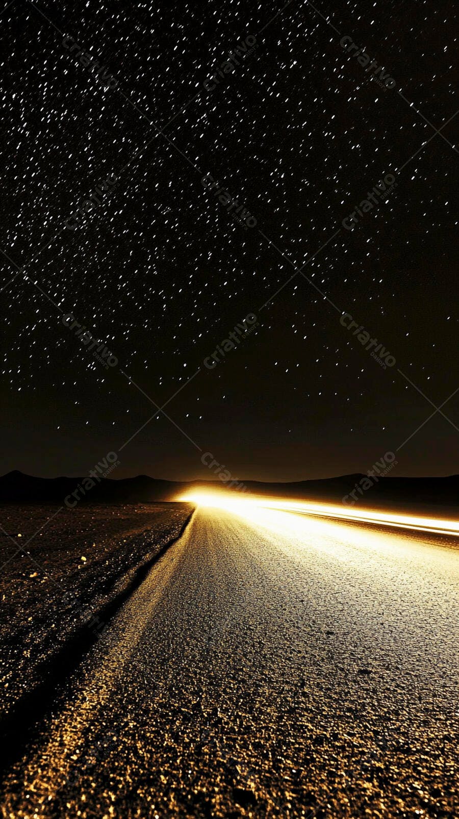 Estrada deserta noturna com luzes de carro em rastro e céu estrelado