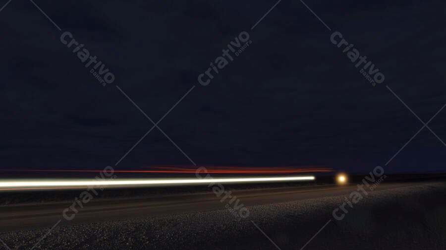 Tráfego noturno em estrada com rastros de luz e longa exposição