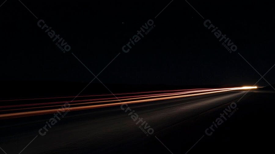 Rastros de luz de carro em movimento na estrada noturna