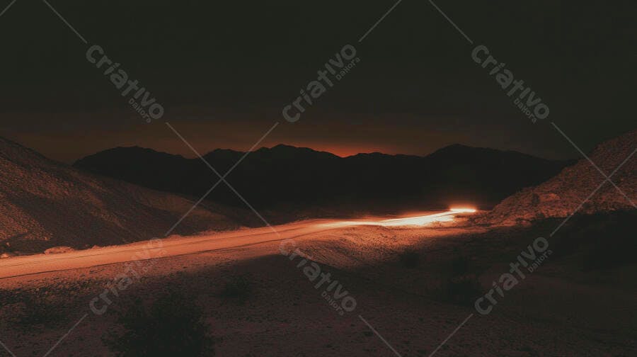 Estrada montanhosa escura rastro de luz de carro no crepúsculo