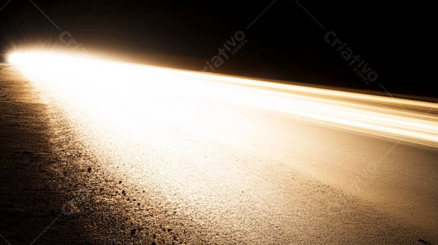 Rastros de luz de carro na estrada noturna